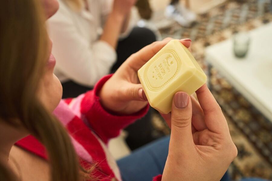 Un savon passe de main en main