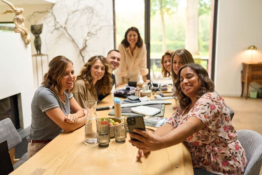 Des amies font un selfie autour de la table